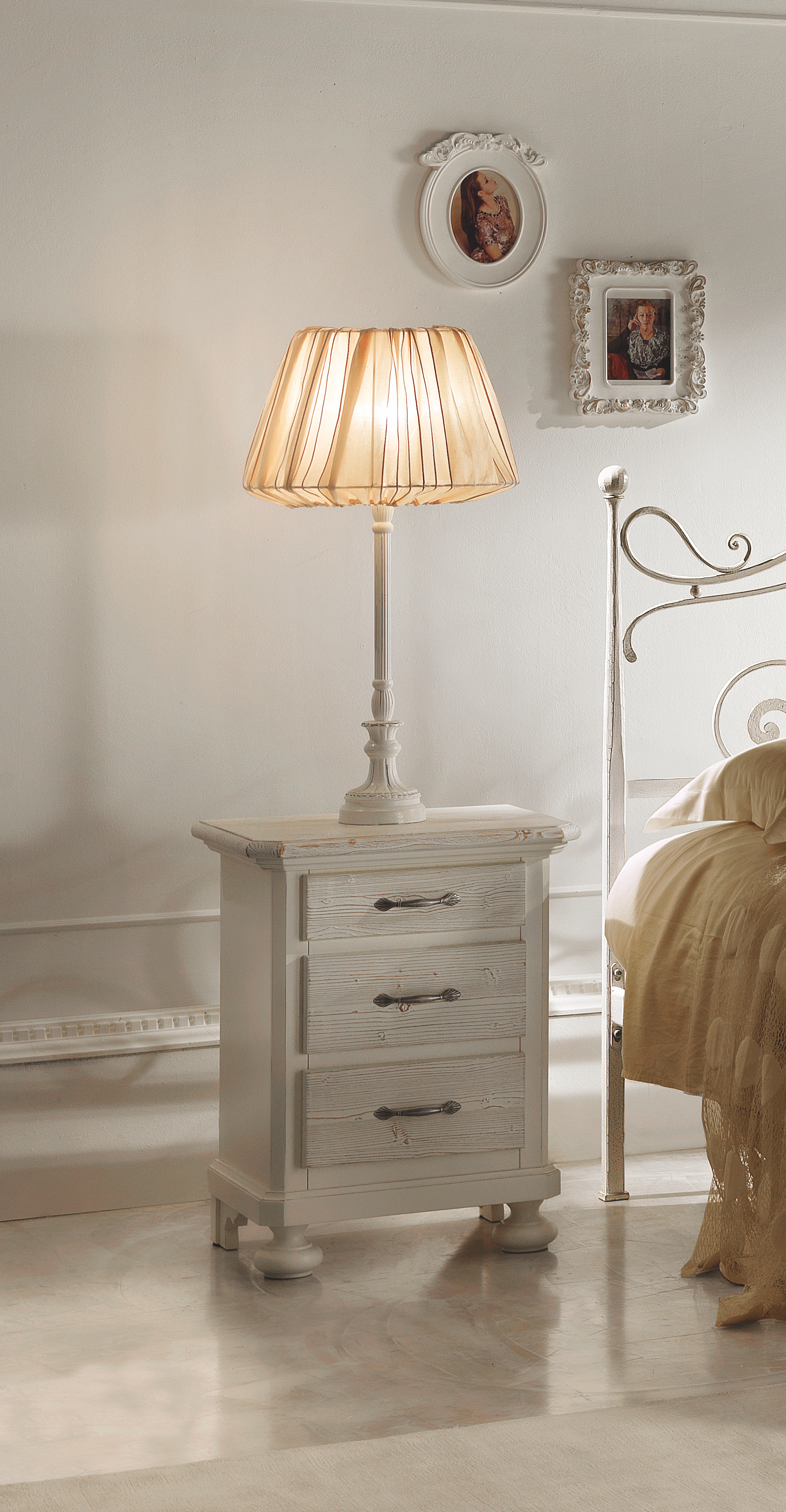 Comodino in legno massello Abete